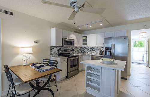 Old Naples Condo | Two blocks to beach and three to Fifth Ave. -Courtyard