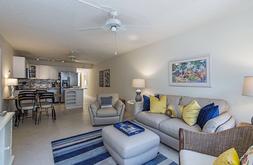 Old Naples Condo | Two blocks to beach and three to Fifth Ave. -Courtyard