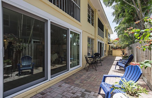 Old Naples Condo | Two blocks to beach and three to Fifth Ave. -Courtyard