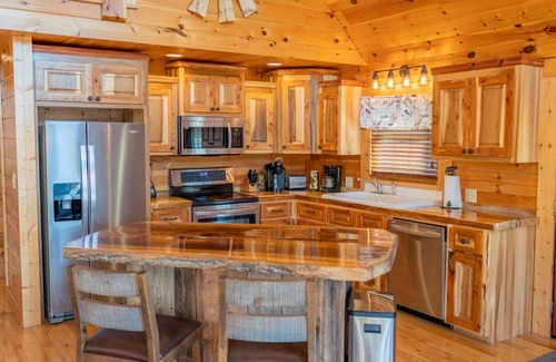 Gatlinburg - Pigeon Forge Cabin | “Two Cozy” Mountain Cabin for Two!