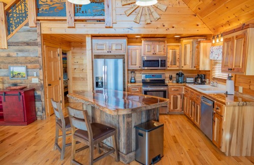 Gatlinburg - Pigeon Forge Cabin | “Two Cozy” Mountain Cabin for Two!