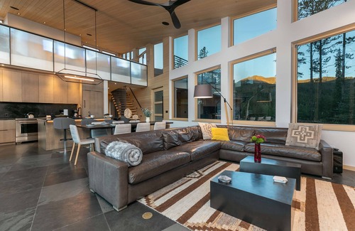 Blue River House | Two Dancing Trees: Modern Luxury w/Mountain Views