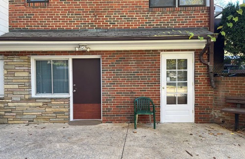 Silver Spring House | Two Double Beds, Bathroom, Shower, Fridge, MW, TV, Wifi - 66.