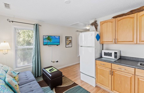 Isle of Palms Condo | Two-Eleven Studio, 4 Min to Your Toes in the Sand