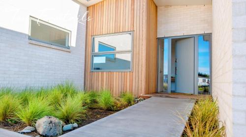 Lake Tekapo House | Two Fantails - Mountain Views