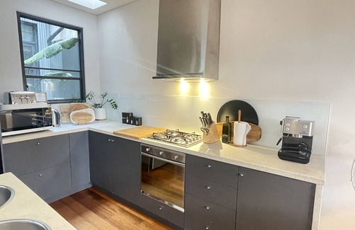 Richmond House | TWO FIVE ZERO Modern 4BR 5beds + cityviews + lockup garage + MCG/CBD/AustOpen