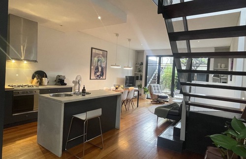 Richmond House | TWO FIVE ZERO Modern 4BR 5beds + cityviews + lockup garage + MCG/CBD/AustOpen
