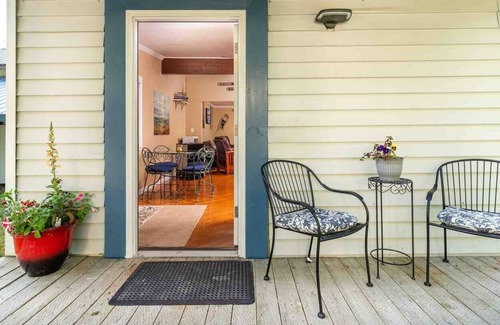 Valdez House | Two Homes with Hot Tub
