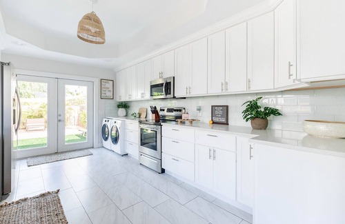 Parker Ridge Cottage | Two Houses KING BEDS Close to Airport, Golf Course, Zoo, Downtown and Beaches