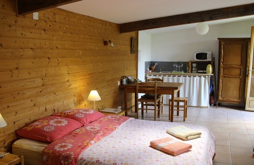 Lies House | Two independent mountain lodgings (7pers) and meditation workshop.