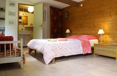 Lies House | Two independent mountain lodgings (7pers) and meditation workshop.