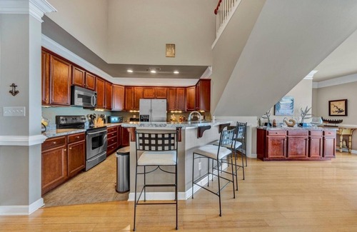 Huddleston Condo | Two-Level Penthouse with stunning views of Smith Mountain Lake. 3 bed. 3.5 bath