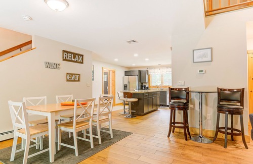 Bartlett House | Two-level Townhome with Gas Fireplace, Deck, and Grill - Amazing Location