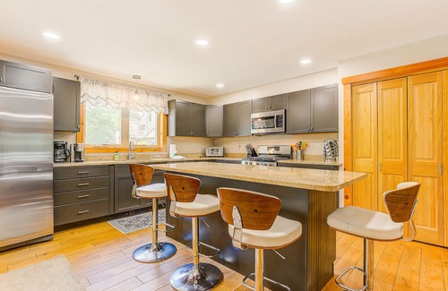 Bartlett House | Two-level Townhome with Gas Fireplace, Deck, and Grill - Amazing Location