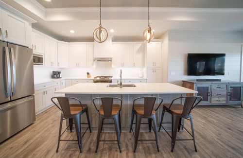 East End House | 'Two Shores', 4BR/4BA, Community Pool & Dock, Beach and Bay!