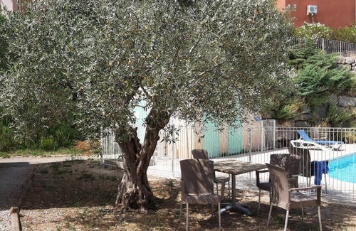 Nyons House | Two-storey house with terrace and shared pool