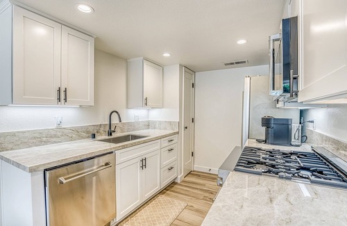 Bass Lake Condo | Two-story condo in gated community with patio, pool, hot tub - walk to Bass Lake