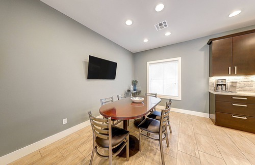 Corpus Christi Condo | Two-Story Condo Near the Beach W/Shared Pool & Free WiFi