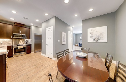 Corpus Christi Condo | Two-Story Condo Near the Beach W/Shared Pool & Free WiFi