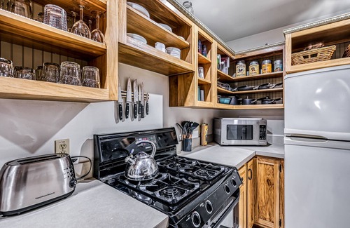 North Glade Hills House | Two-story cottage near the lake with a firepit, wood stove, & washer/dryer