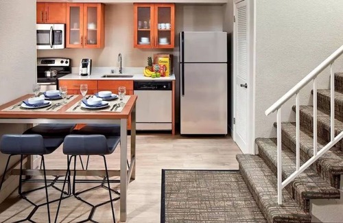 Tree Section Apartment | Two-Story Loft - Sleeps 6 - No Cleaning Fee suite 2