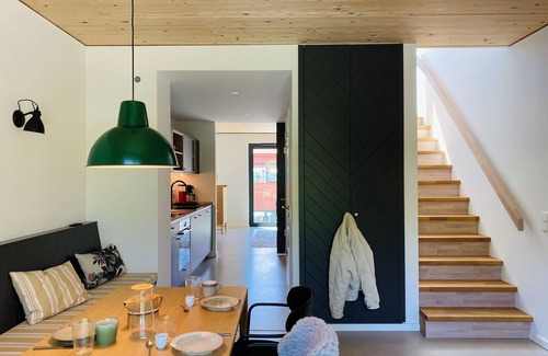 Hohwacht Apartment | Two-story maisonette with a view of the greenery.