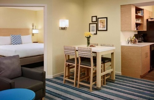 Somerset Hotel | Two Suites with Full Kitchen, Pool & Gym Close to Rutgers University