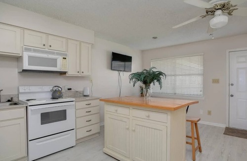 Orange Beach East Condo | Two Suns at The Beach - White Sand and Shopping