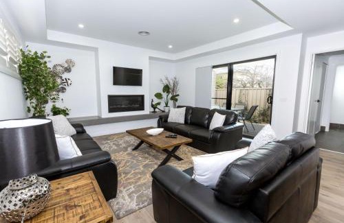 Wagga Wagga Apartment | TWO TEN Sleeps 10! Luxury CBD Accommodation