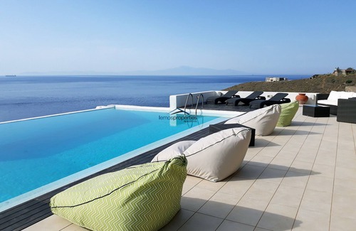 Kea Villa | Two villas with swimming pools ideal for families or a large group of friends.
