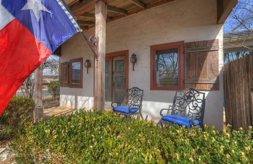 Fredericksburg House | TX 2-Step Guesthouse:Pet Friendly-3Min to Downtown