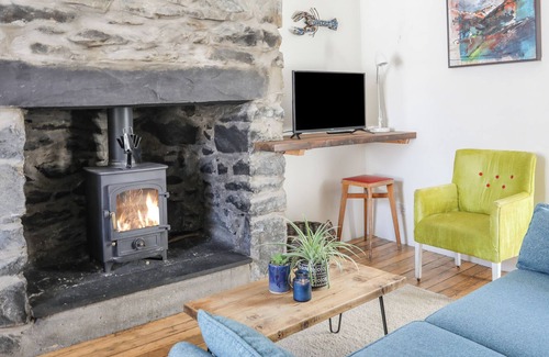 Gallt Y Foel Cottage | TY BACH - LLANBERIS, pet friendly, with open fire in Llanberis