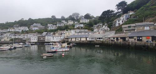 Looe House | Ty-Dee Holiday Home inside Polperro Holiday