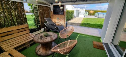 Chauve House | Ty Grain de Sel : logement privatif avec piscine, jardin et patio