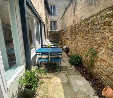 Vannes Apartment | Ty Guenhaël petite maisonnette avec extérieur intra-muros proche port de Vannes