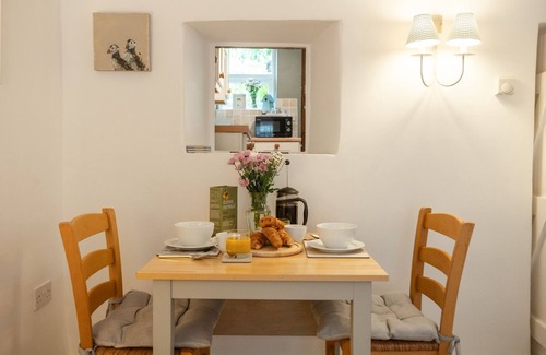 Beaumaris Cottage | Ty Hydref - sleeps 2 guests in 1 bedroom
