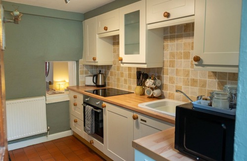 Beaumaris Cottage | Ty Hydref - sleeps 2 guests in 1 bedroom