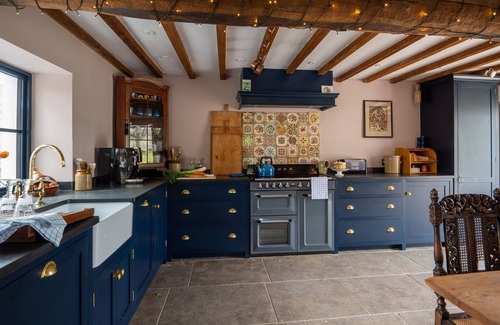 Tretower Cottage | Ty Sinsir, Tretower. Castle & Mountain Views, Wood Fired Hot Tub, Huge Fire Pit