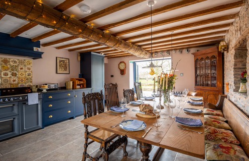 Tretower Cottage | Ty Sinsir, Tretower. Castle & Mountain Views, Wood Fired Hot Tub, Huge Fire Pit