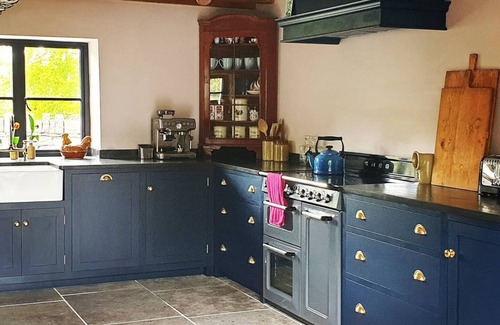 Tretower Cottage | Ty Sinsir, Tretower. Castle & Mountain Views, Wood Fired Hot Tub, Huge Fire Pit