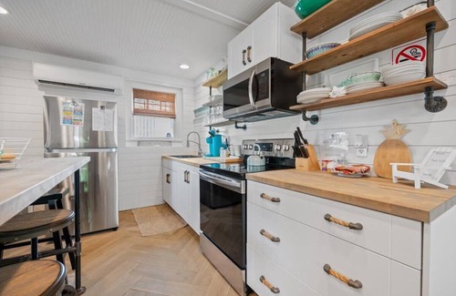 Savannah Beach House | Tybee Beach house is located close to the Beach, Restaurants, and Shopping!