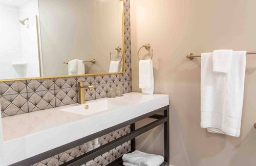 Tyler Park Hotel | Tyler Suite 209 at The Bellwether Hotel