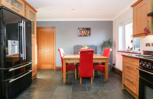 Bodorgan Cottage | TYN RALLT ICE CREAM FARM, family friendly, with hot tub in Newborough