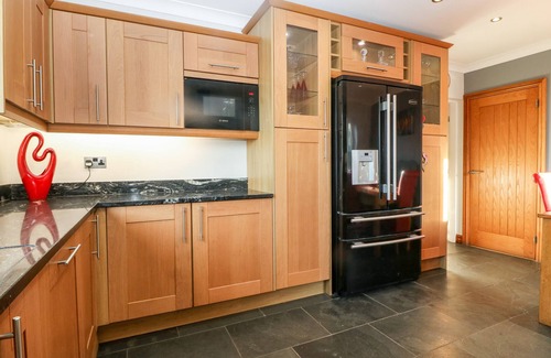 Bodorgan Cottage | TYN RALLT ICE CREAM FARM, family friendly, with hot tub in Newborough