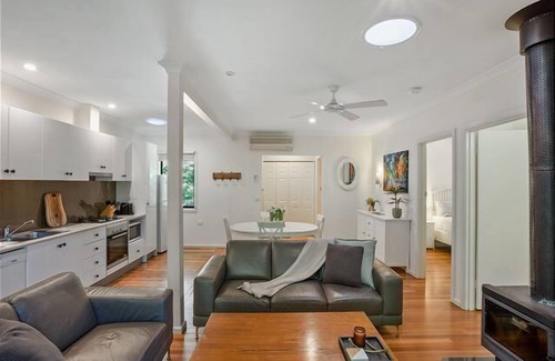Bright Apartment | Tyntynder Garden Cottage 1