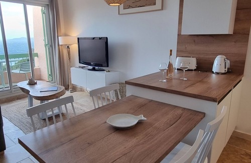 Le Rayol Apartment | Type 2 apartment with sea view, 5 minutes from the beach, ideal for a couple.