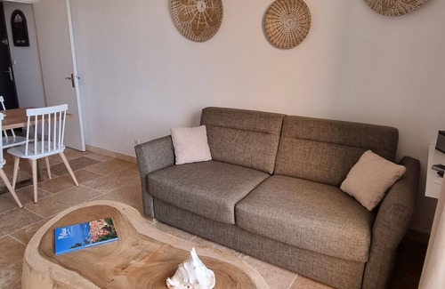 Le Rayol Apartment | Type 2 apartment with sea view, 5 minutes from the beach, ideal for a couple.