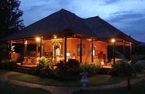 Lovina Villa | Typical Balinese villa with beautifully landscaped swimming pool