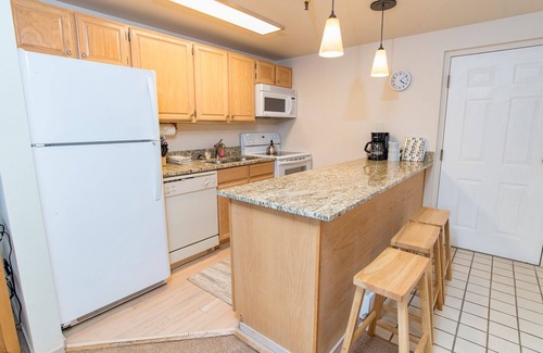 Four O'Clock Condo | Tyra Lookout Condo: Ski-In/Ski-Out