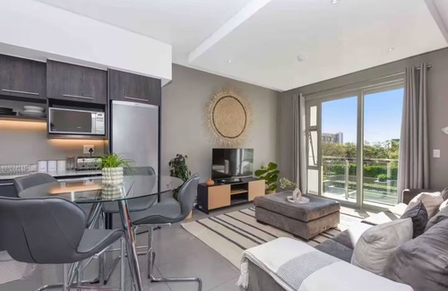 Greater Johannesburg Metropolitan Area Apartment | Tyrwhitt Stylish Apartment Rosebank with Generator